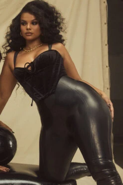 Black Velvet Cupped Corset Top -Traumhafte Kleider aayla black 14